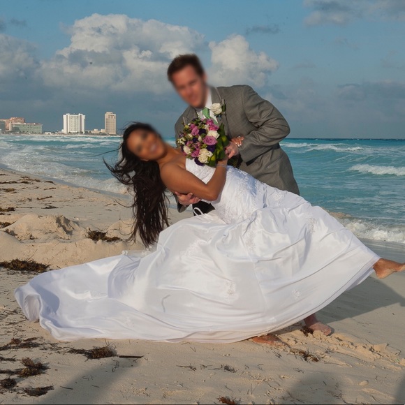 SALE! David’s Bridal wedding dress - Picture 3 of 7